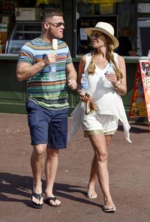 Danielle Lloyd feet photo thumbnail