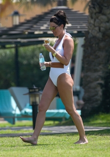 Danielle Lloyd feet photo thumbnail