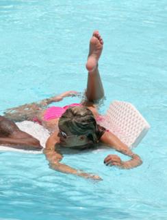 Danielle Lloyd feet photo thumbnail