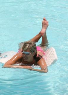Danielle Lloyd feet photo thumbnail