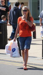 Danielle Lloyd feet photo thumbnail