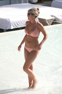 Danielle Lloyd feet photo thumbnail
