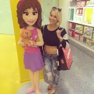 Danielle Mathers feet photo 3