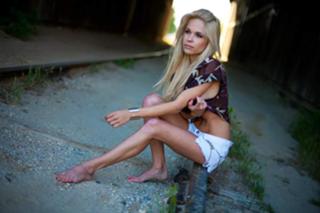 Danielle Mathers feet photo 7