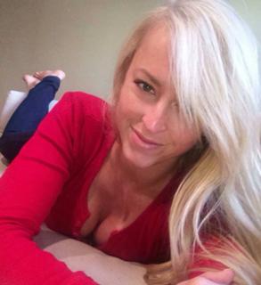 Danielle Moinet feet photo thumbnail