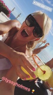 Danielle Moinet feet photo thumbnail