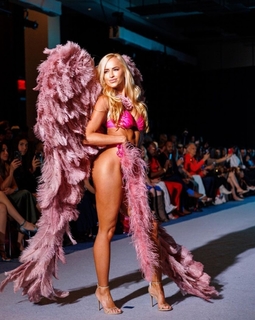 Danielle Moinet feet photo thumbnail