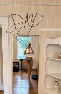 Danielle Moinet feet photo thumbnail