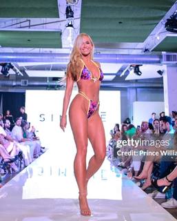Danielle Moinet feet photo thumbnail