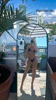 Danielle Moinet feet photo thumbnail