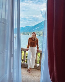 Danielle Savre feet photo thumbnail