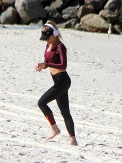 Danielle Winits feet photo 7