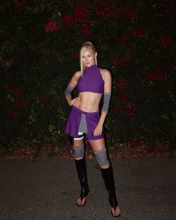 Danika Yarosh feet photo thumbnail