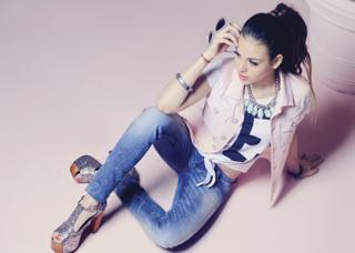 Danna Paola feet photo thumbnail