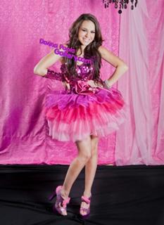 Danna Paola feet photo thumbnail
