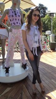 Danna Paola feet photo thumbnail