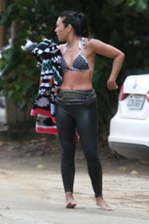 Danni Suzuki feet photo thumbnail