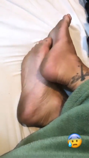 Danni Suzuki feet photo thumbnail