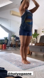 Danni Suzuki feet photo thumbnail