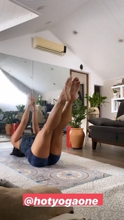 Danni Suzuki feet photo thumbnail
