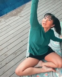 Danni Suzuki feet photo thumbnail