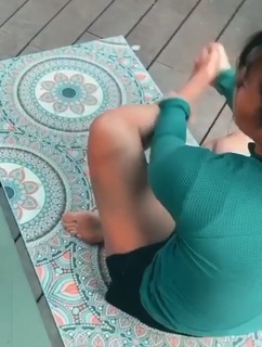 Danni Suzuki feet photo thumbnail