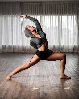 Danni Suzuki feet photo thumbnail