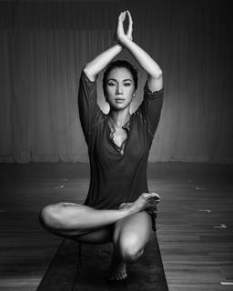 Danni Suzuki feet photo thumbnail