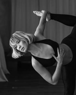 Danni Suzuki feet photo thumbnail