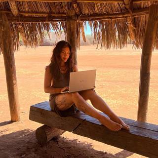 Danni Suzuki feet photo thumbnail