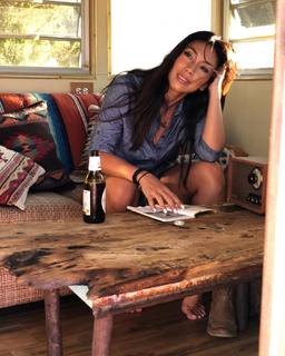 Danni Suzuki feet photo thumbnail