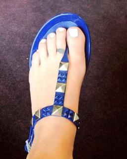 Dannii Minogue feet photo thumbnail