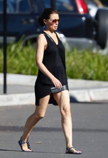 Dannii Minogue feet photo thumbnail