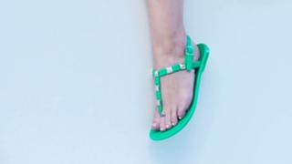 Dannii Minogue feet photo thumbnail