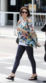 Dannii Minogue feet photo thumbnail