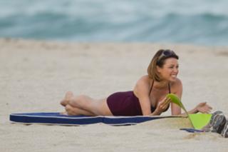 Dannii Minogue feet photo thumbnail