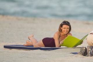 Dannii Minogue feet photo thumbnail