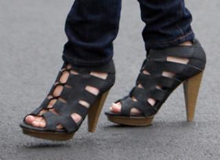 Dannii Minogue feet photo thumbnail