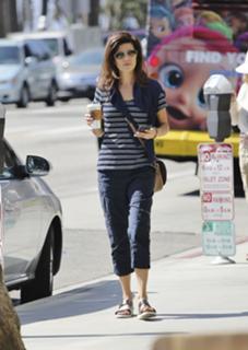 Daphne Zuniga feet photo thumbnail