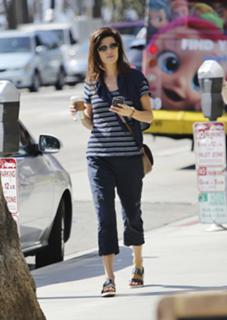 Daphne Zuniga feet photo thumbnail