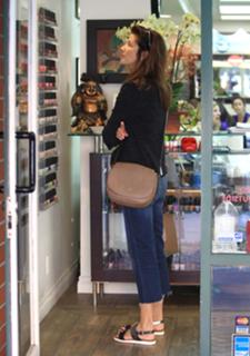 Daphne Zuniga feet photo thumbnail