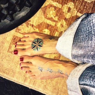 Daphne Zuniga feet photo thumbnail