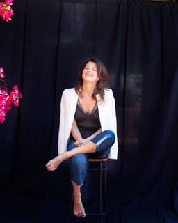Daphne Zuniga feet photo thumbnail