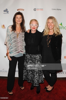 Daphne Zuniga feet photo thumbnail