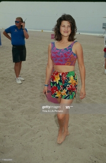 Daphne Zuniga feet photo thumbnail