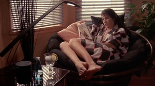 Daphne Zuniga feet photo thumbnail