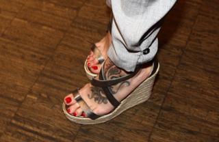 Dara Rolins feet photo thumbnail