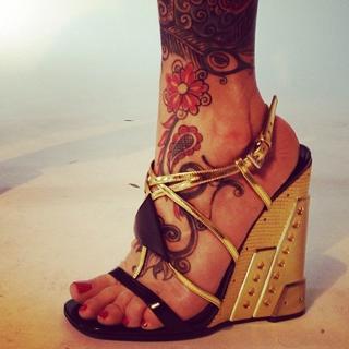 Dara Rolins feet photo thumbnail