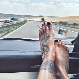 Dara Rolins feet photo thumbnail