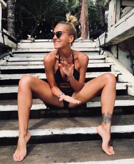 Dara Rolins feet photo thumbnail